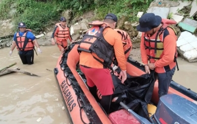 Tim SAR Evakuasi Jenazah Pria Terseret Arus Sungai Silau