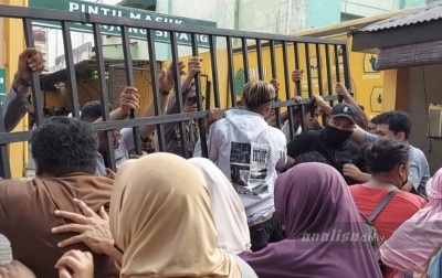 Bandar Narkoba Dibebaskan, Emak-emak Protes Geruduk PN Tebingtinggi