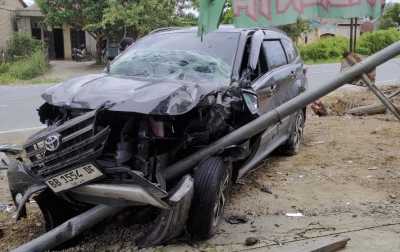 Mobil Toyota Rush Ringsek Tabrak Tiang Penunjuk Arah Jalan