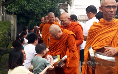 Tradisi Pindapatta, Mengajarkan Umat Buddha Berbuat Baik dan Beramal