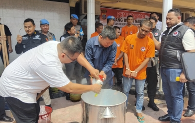 8,6 Kg Sabu Asal Malaysia Dimusnahkan dengan Cara Direbus