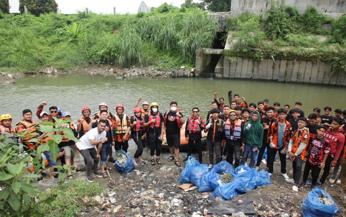 Peduli Lingkungan, Sapma PP Sumut Bersihkan Sampah di Sungai Deli