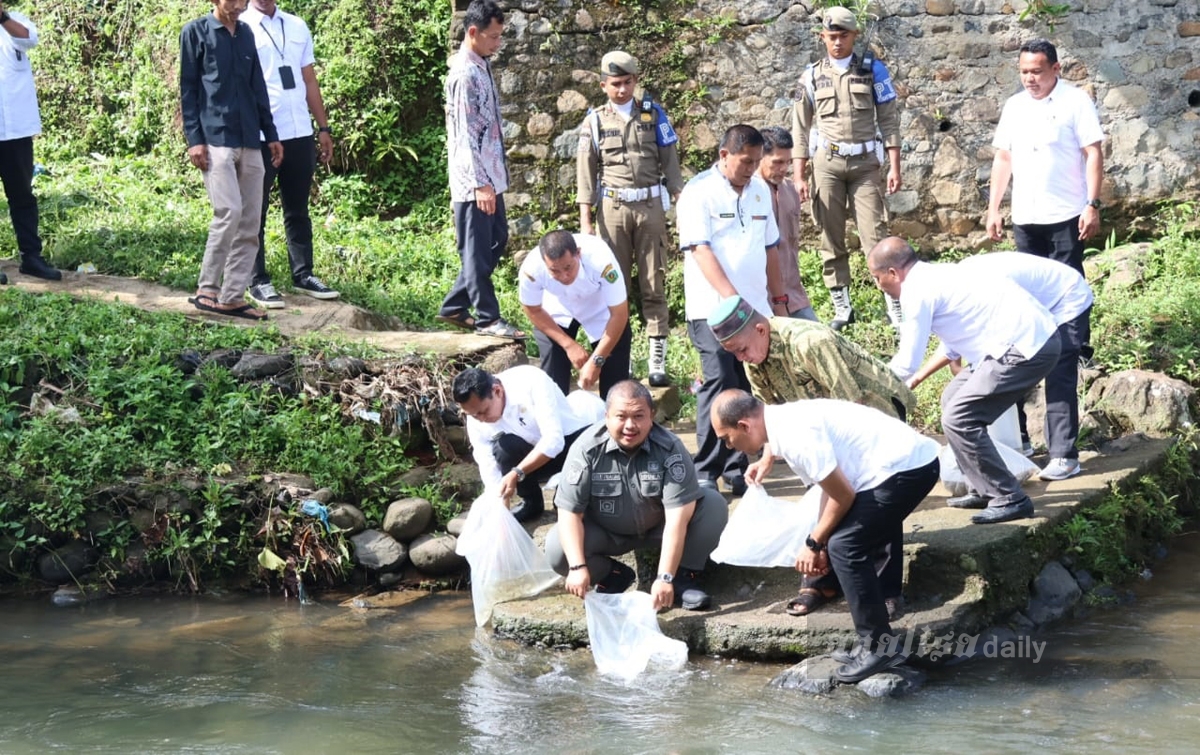 Dolly Pasaribu Tabur Ribuan Benih Ikan di Angkola Selatan