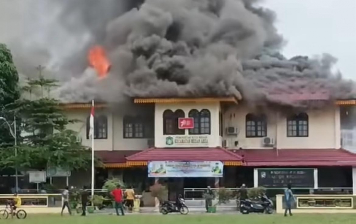 Kantor Camat Medan Area Terbakar