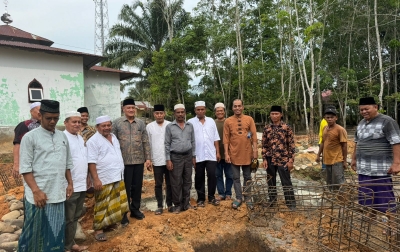Bacalon Wakil Bupati Palas Achmad Fauzan Letakkan Batu Pertama Pembangun Masjid Al Ikhlas Ulu Gajah