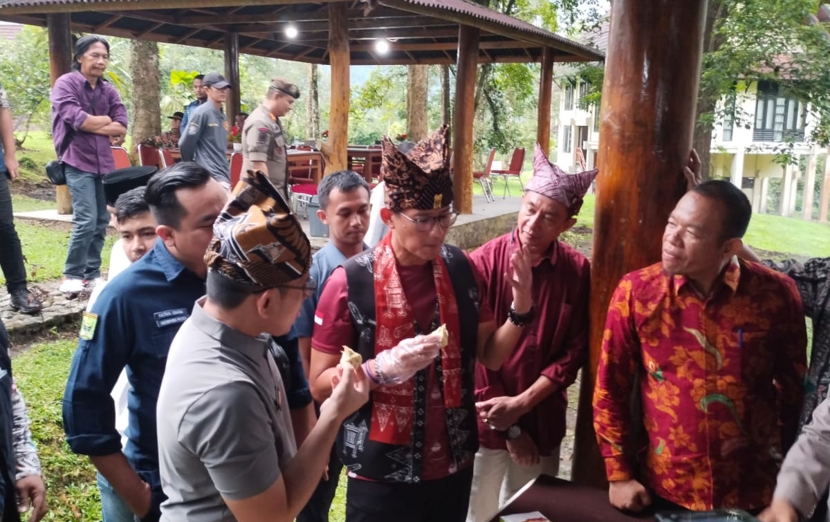 Sandiaga Ajak UMKM Padang Pariaman Pasok  Durian ke China