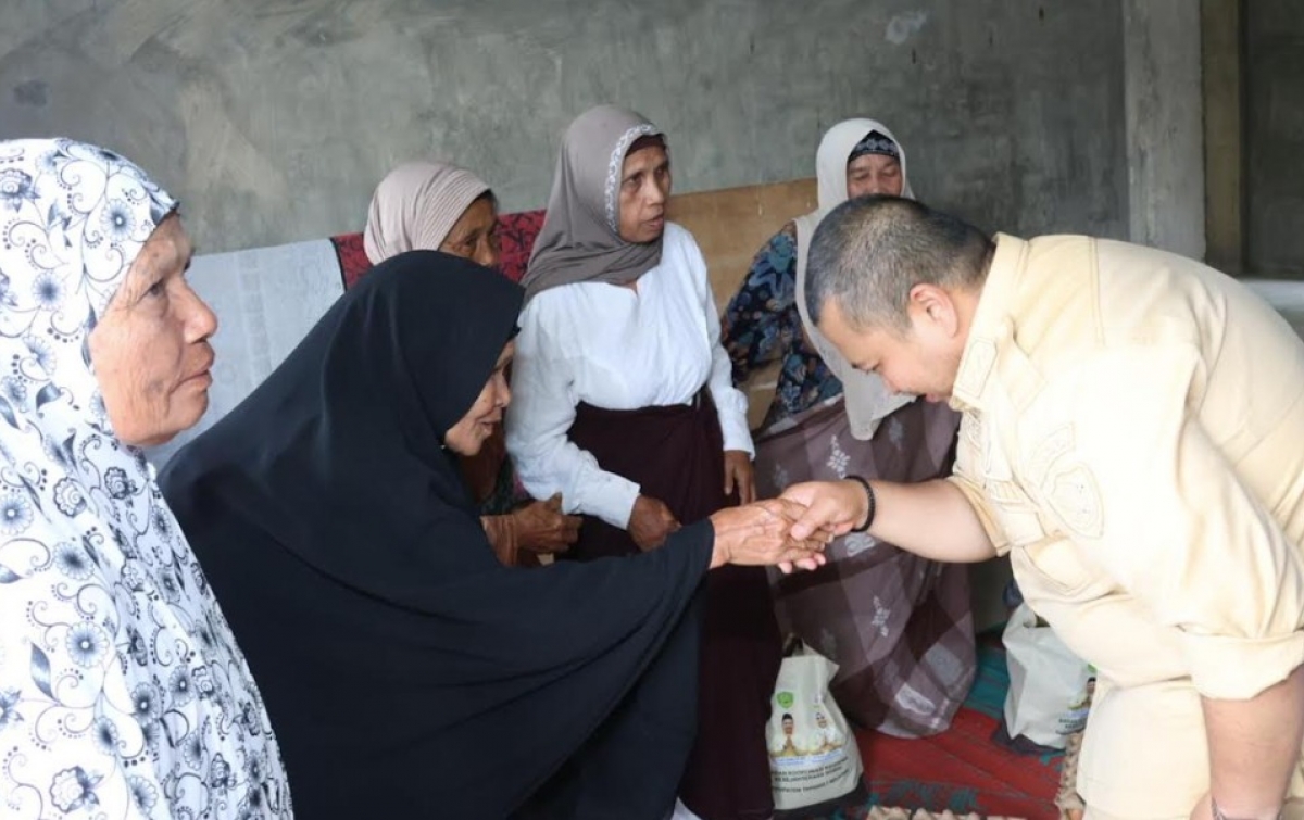 Dolly Pasaribu Santuni Panti Jompo Baitussalam dan Ngopi Bersama Warga Panompuan Jae