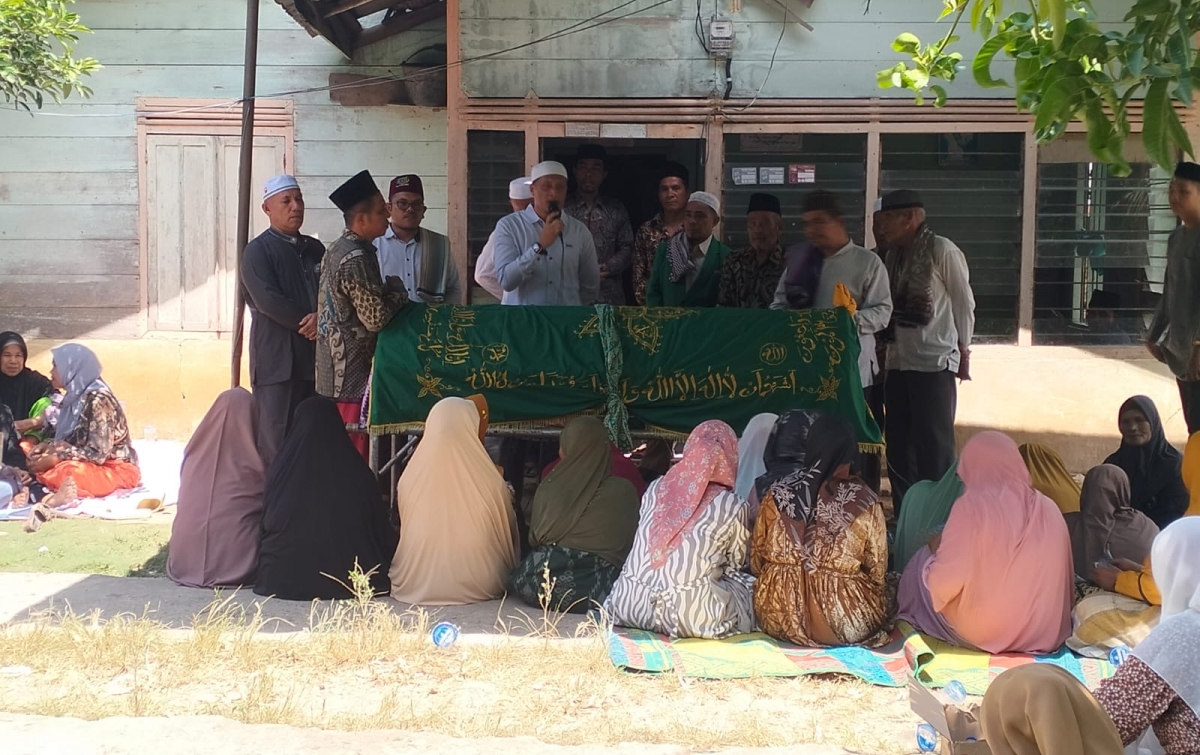 Bacalon Wakil Bupati Palas Achmad Fauzan  Melayat  ke Rumah Warga di Desa Sibatu Loting