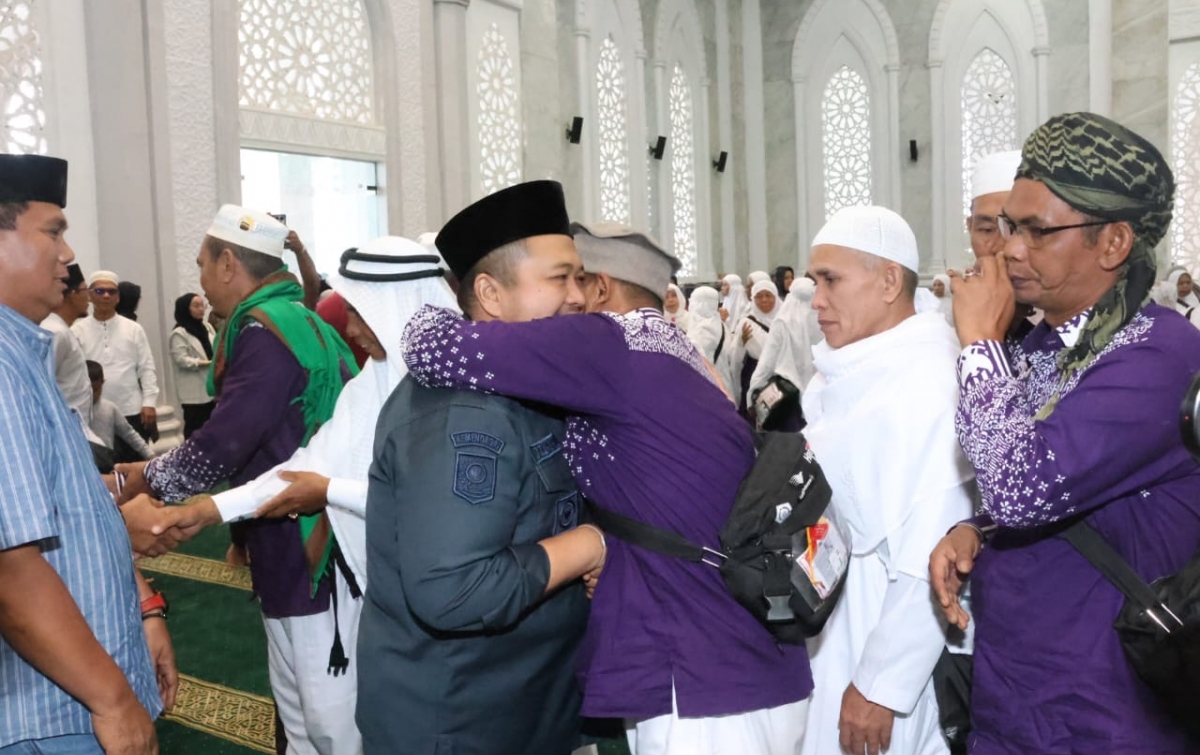 Sempat Delay 16 Jam, Dolly Pasaribu Sambut Haru Jemaah Haji Tapsel