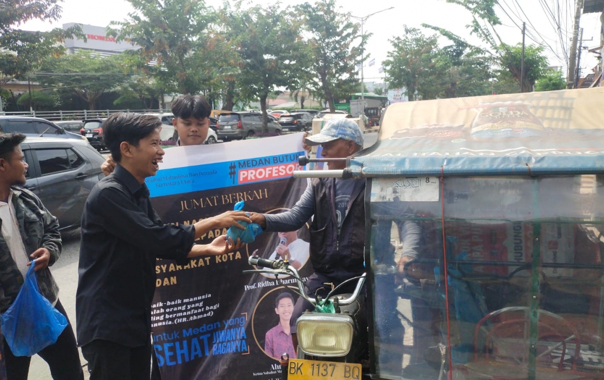 Sahabat Mahasiswa dan Pemuda Sumut Kolaborasi Bersama Prof Ridha, Bagikan Nasi Bungkus ke Abang Becak