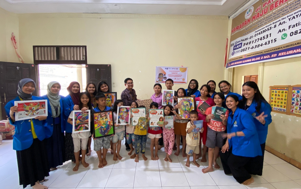 Kembangkan LIBASTIK, Mahasiswa PPG UMSU Olah Sampah Plastik Jadi Karya Lukis Bernilai