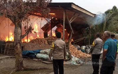 Pabrik Arang Kayu dan Rumah Pemiliknya Ludes Terbakar di Tanjungmorawa