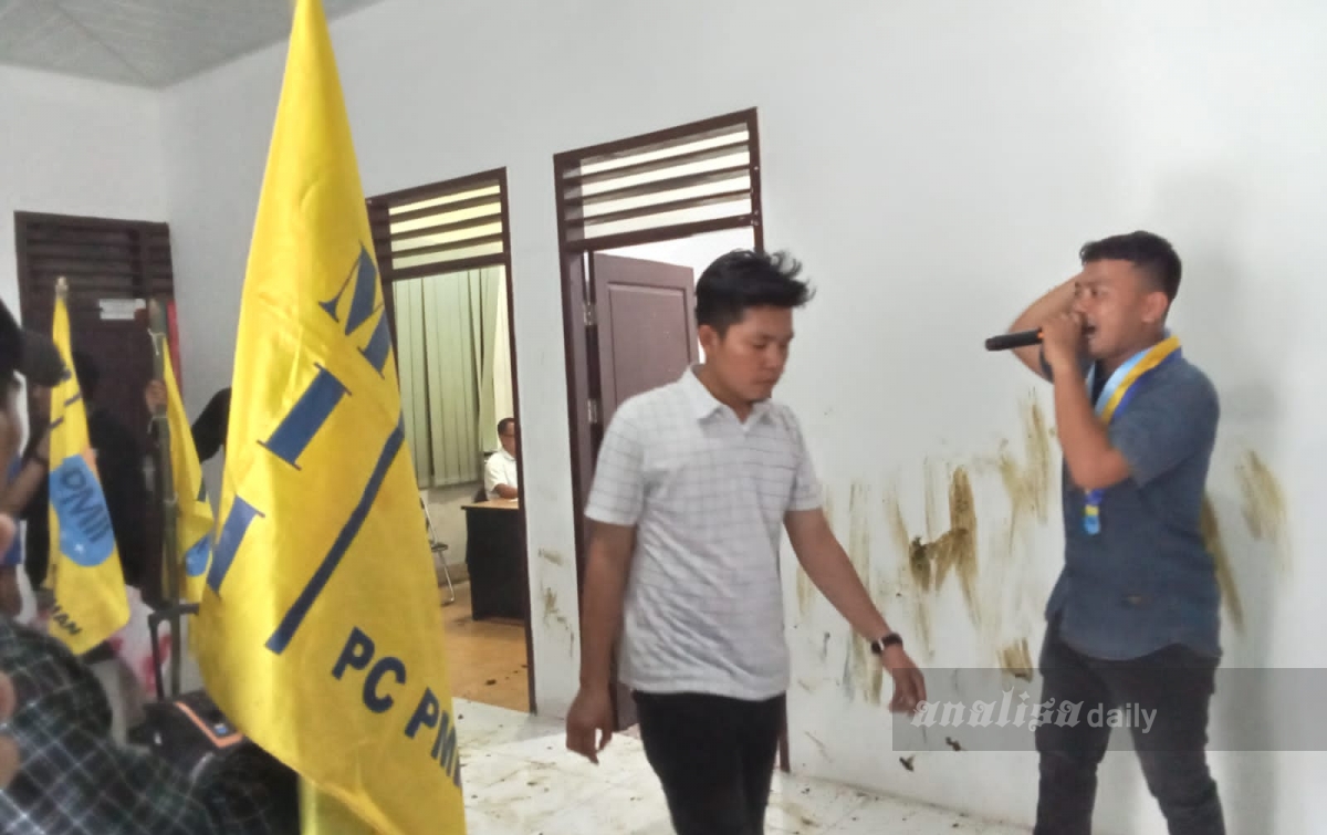 Sering Berikan Izin Keluar Kota, Kantor PMD Asahan Dilumuri Kotoran Lembu