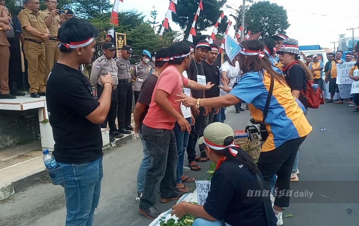 Pedagang Unjuk Rasa ke Kantor Bupati Dairi Tuntut Penertiban