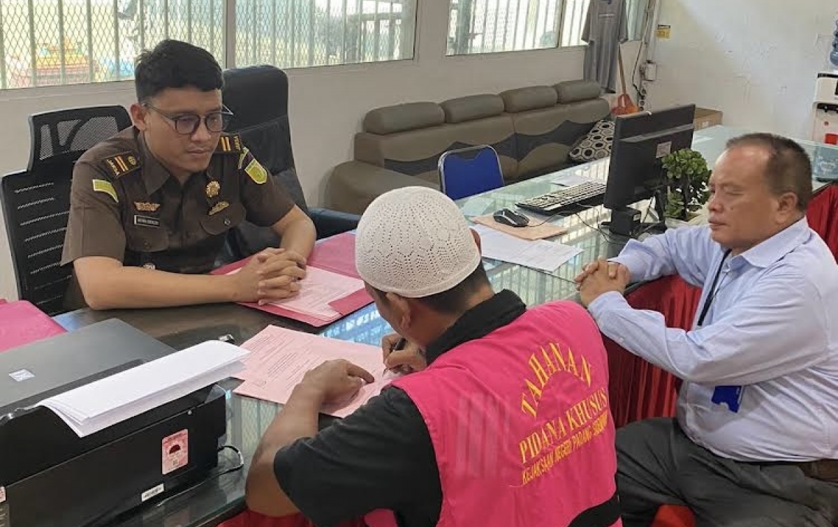 Tersangka dan Barang Bukti Kasus Dugaan Perjalanan Dinas Fiktif Diserahkan ke JPU