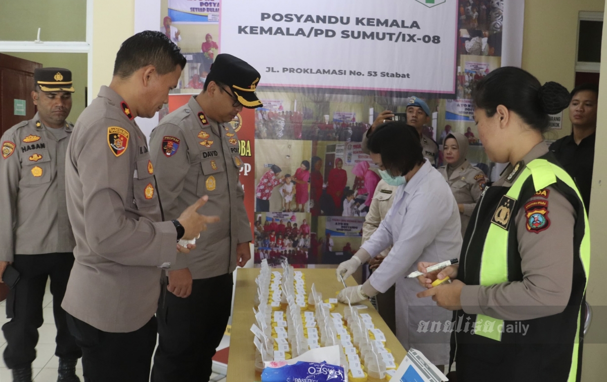 Kapolres Langkat Ikut Tes Urine, Beri Contoh ke Anggota