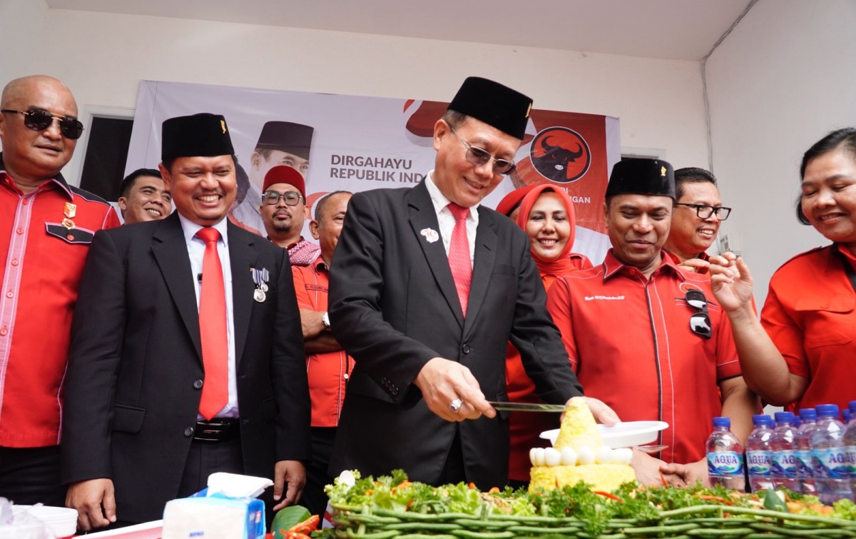 Semarak HUT ke-79 RI, Prof Ridha bersama PDIP Upacara Bendera dan Potong Tumpeng