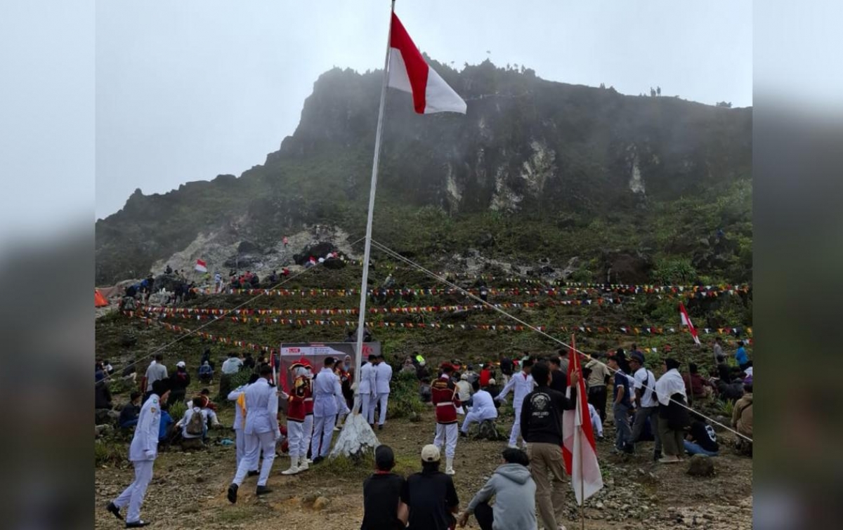 Ratusan Pendaki Upacara HUT ke-79 Kemerdekaan RI di Puncak Gunung Sibayak