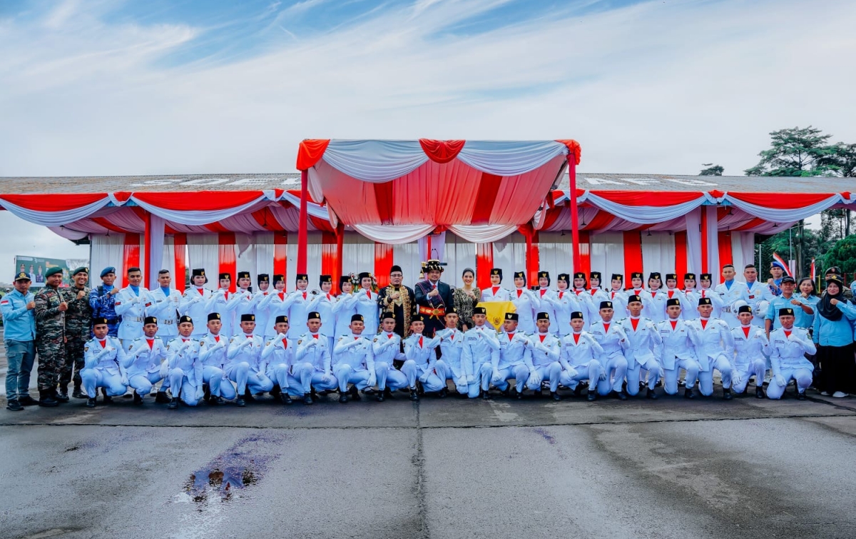 Bobby Nasution dan Kahiyang Ayu Kompak Berbusana Adat Mandailing saat Upacara Pengibaran Bendera