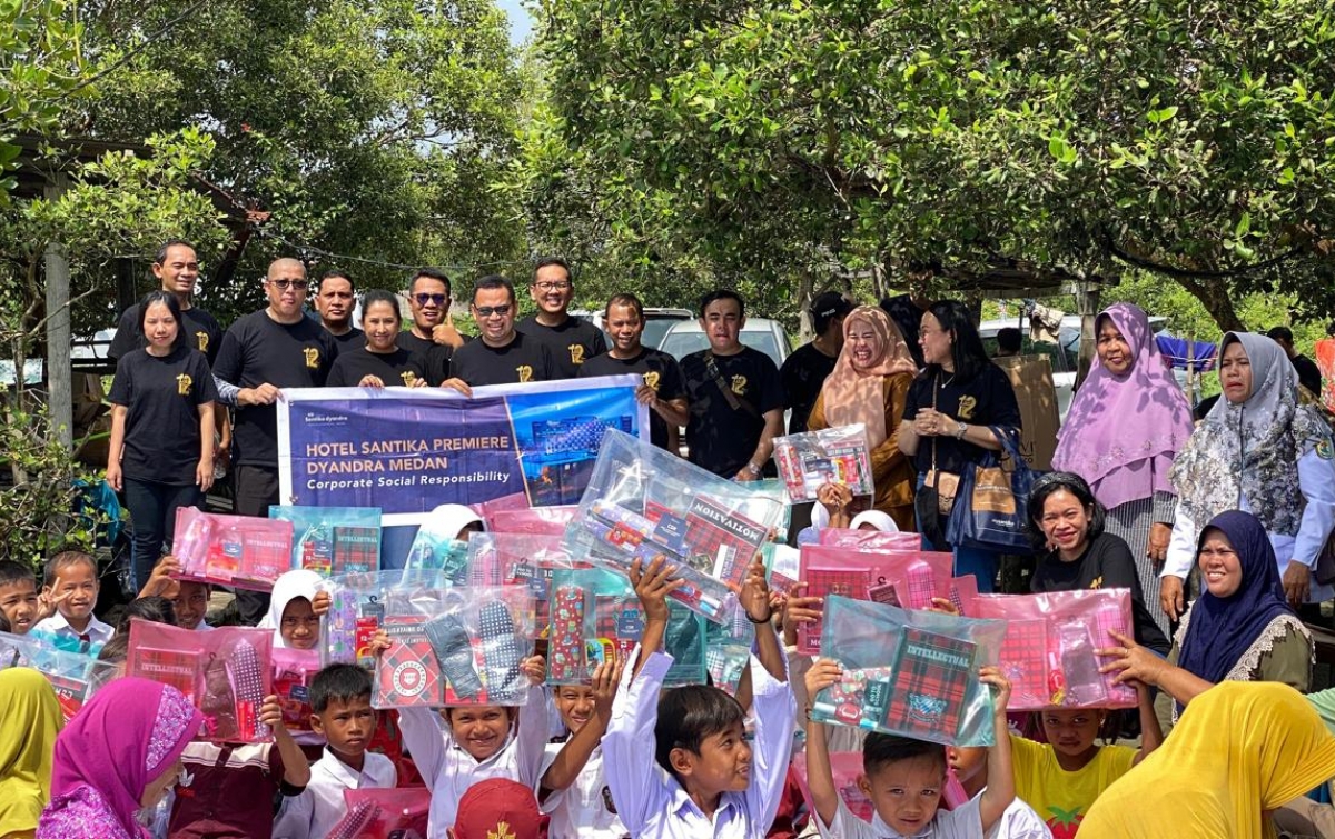 Hotel Santika Premiere Medan Galang CSR di Sialang Buah dan Donor Darah Bersama PMI