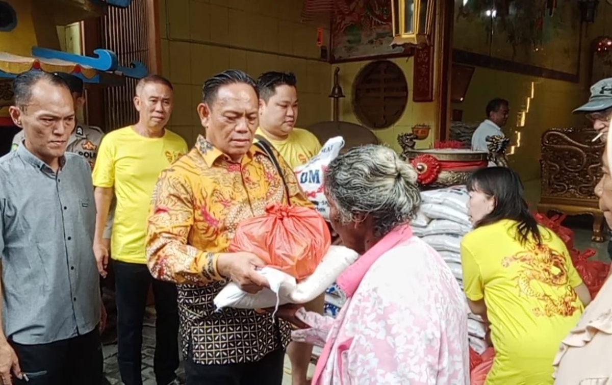 Pengurus Klenteng Gek Ong Long Kong Bagikan 3 Ton Beras Kepada Warga Kurang Mampu