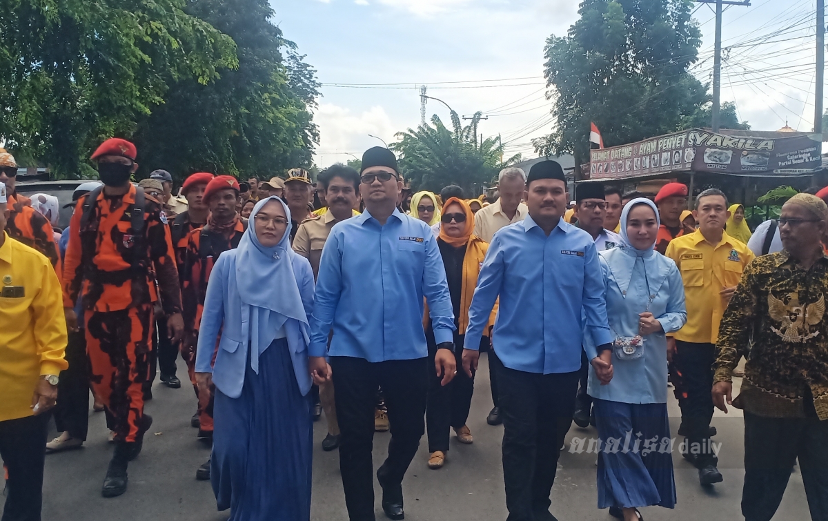 Masyarakat Ramai-ramai Antarkan Pasangan MADINA Daftar ke KPU