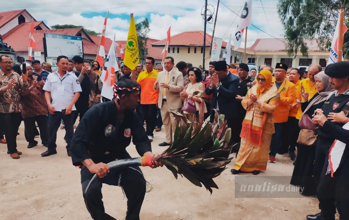 Warga Ramaikan Pendaftaran Vickner Sinaga-Wahyu Sagala