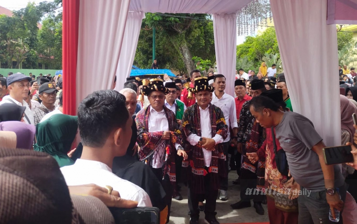 Hariro-Yusuf Daftar ke KPU Paluta Diiringi Musik Onang-Onang dan Tarian Tor-Tor