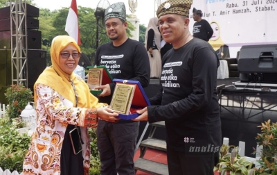 Faisal Hasrimy Terima Penghargaan Sebagai Tokoh Peduli Pendidikan