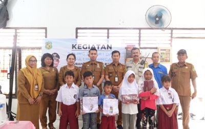 Program SALING, Camat Medan Kota dan Lurah Teladan Barat Berikan Seragam Gratis ke Murid SD