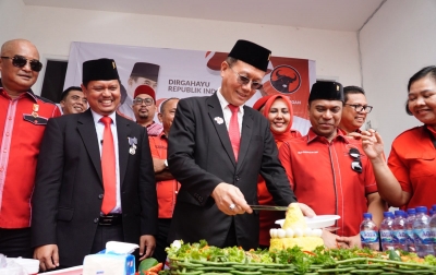 Semarak HUT ke-79 RI, Prof Ridha bersama PDIP Upacara Bendera dan Potong Tumpeng