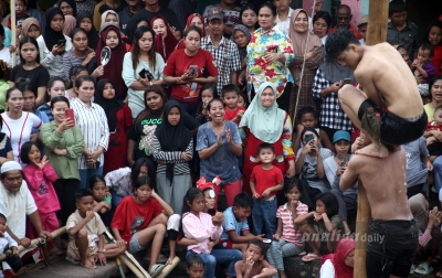 FOTO: Panjat Pinang di Kampung Aur