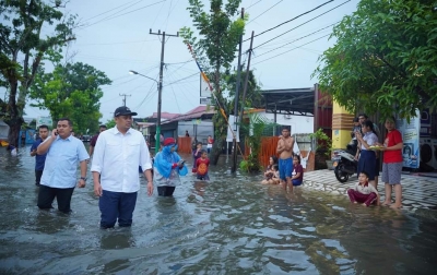 Bobby Nasution Terobos Banjir Lihat Langsung Kondisi Warga