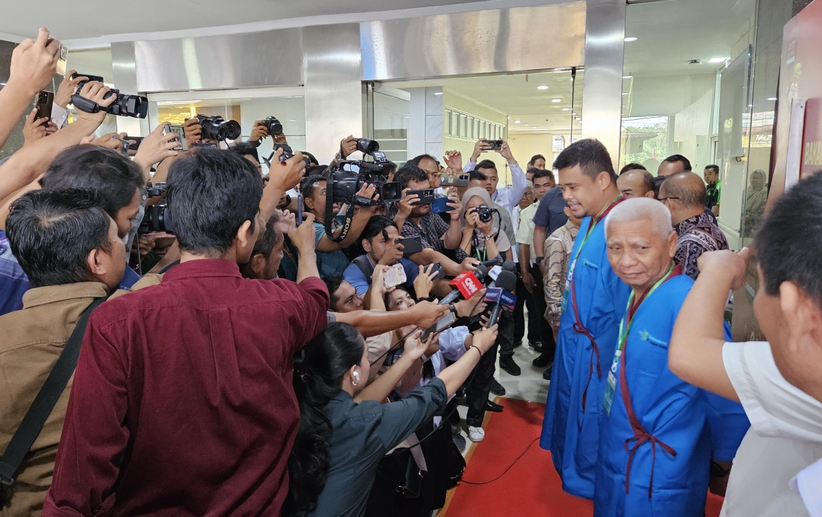 Bobby Nasution Santai Jalani Tes Kesehatan, Bercanda dengan Jurnalis