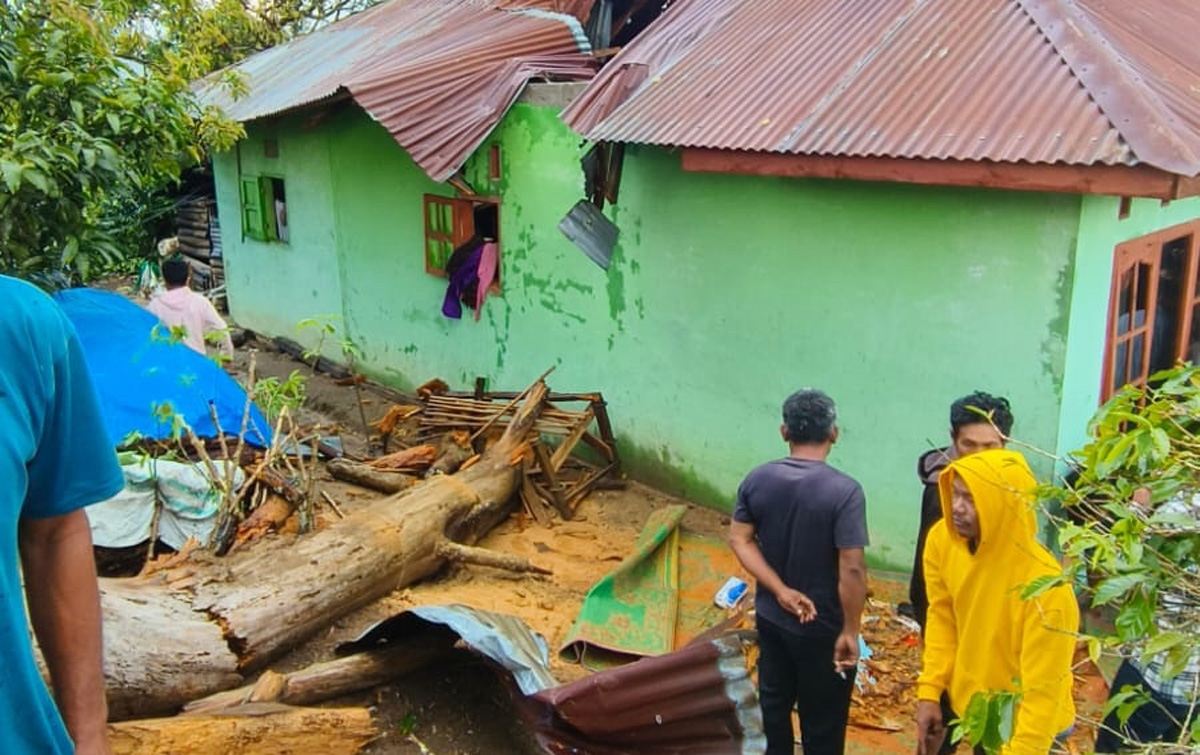 Rumah Tertimpa Pohon, Seorang Warga Meninggal Dunia, 8 Luka-luka