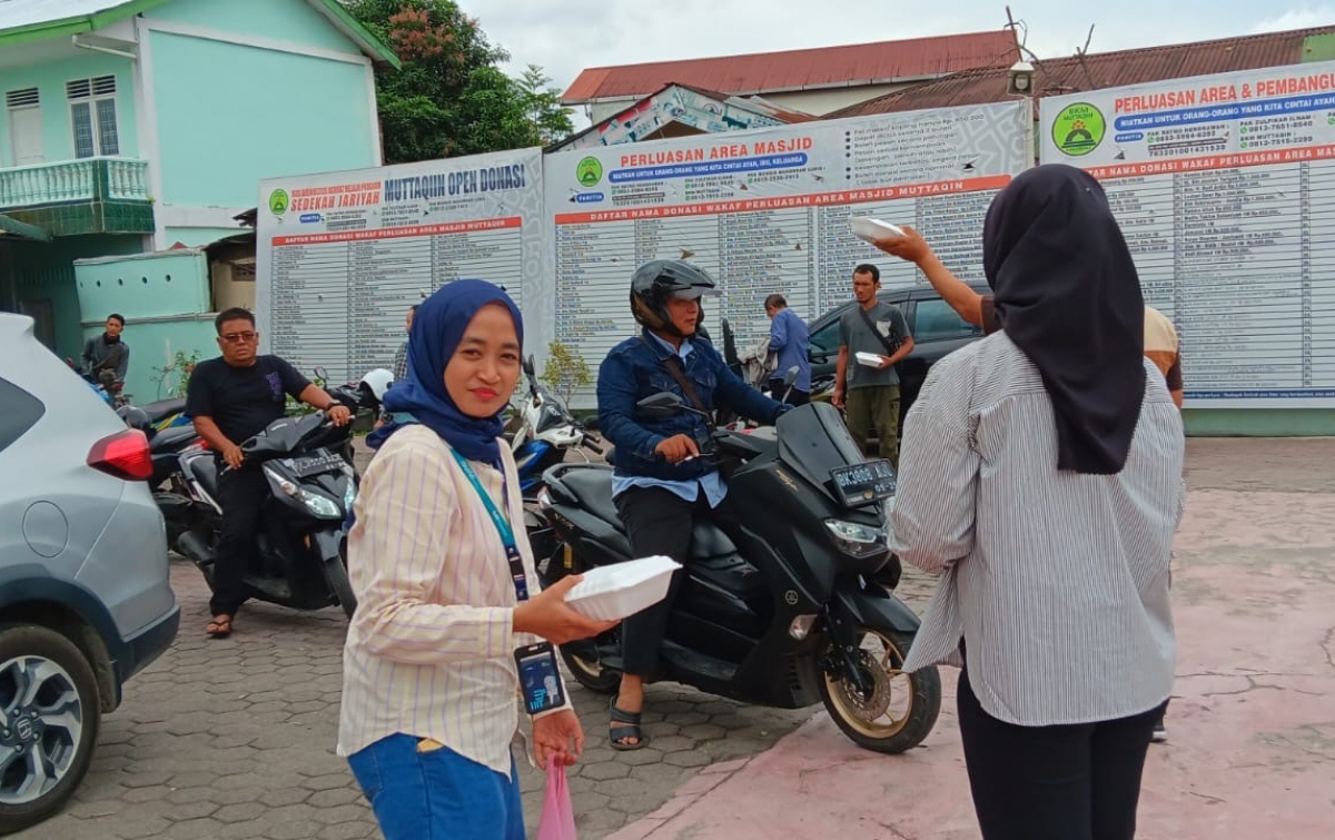 Puluhan Nasi Kotak Dibagikan Pegadaian Cabang Padang Bulan ke Jemaah Masjid