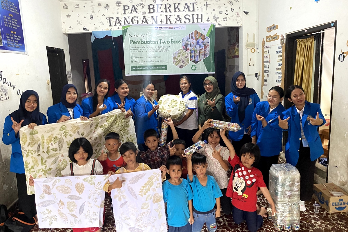 Pelatihan TWO ECOS, Mahasiswa PPG UMSU Olah Sampah Plastik Jadi Karya Ecoprint dan Ecobrick