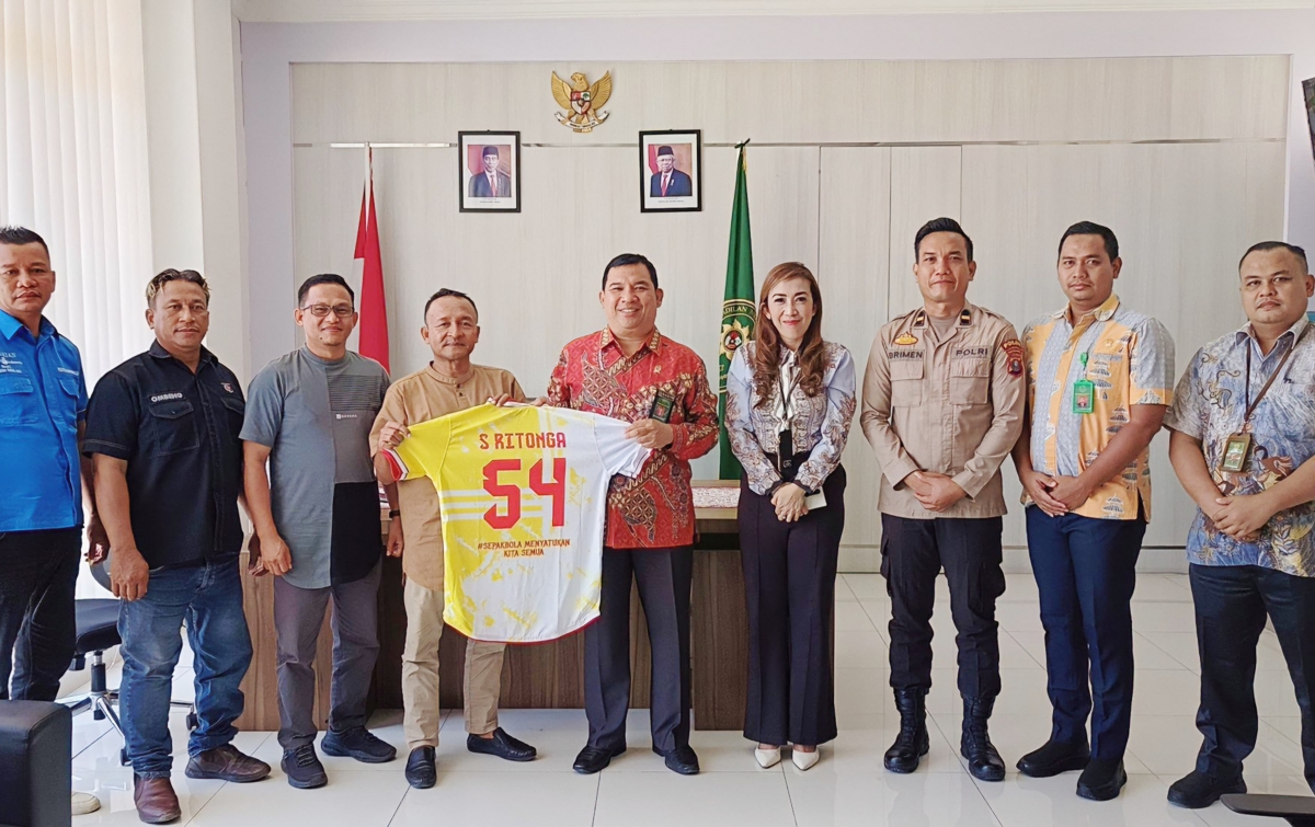 Terima Jersey, Ketua PN Seirampah Siap Gabung Tim Sepak Bola Forkopimda Sergai