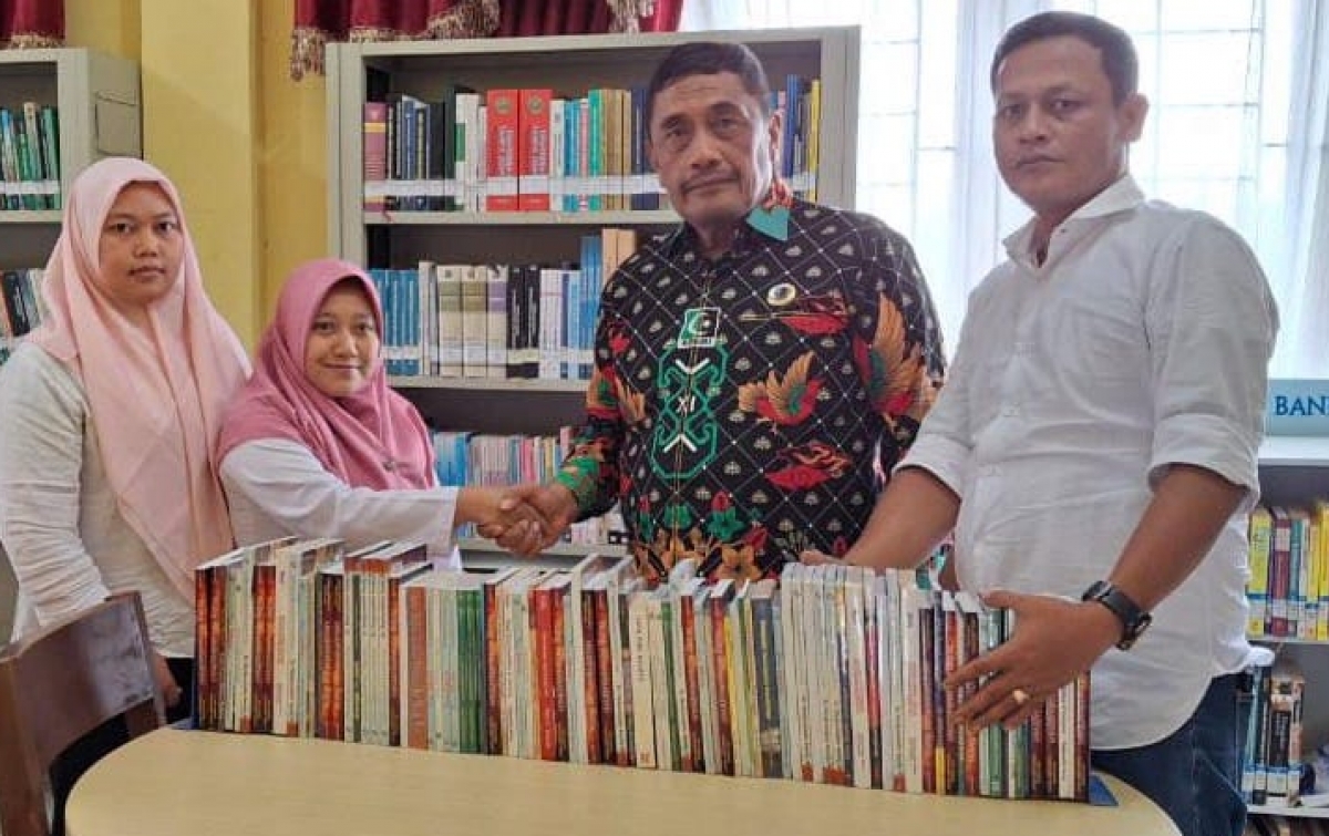 Parulian Nasution Sumbangkan Ratusan Buku ke Perpustakaan Lafran Pane