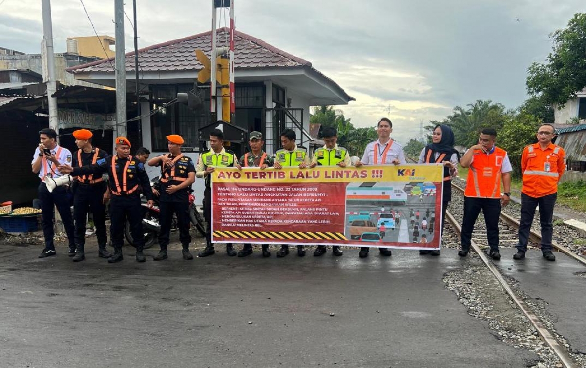 KAI Bandara Sosialisasi Keselamatan di Jalur Kereta Api Medan-Binjai