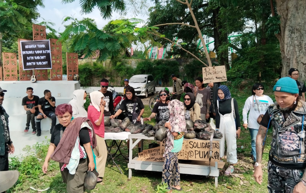 Aksi Sosial Pasar Gratis ala Punk Rock Kota Medan, Warga Berebut Pakaian hingga Sayuran