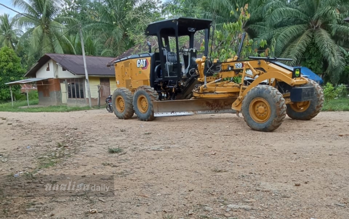 Warga Gading Keluhkan Jalan Rusak, Calon Bupati Nomor 1 Putra Mahkota Langsung Perbaiki