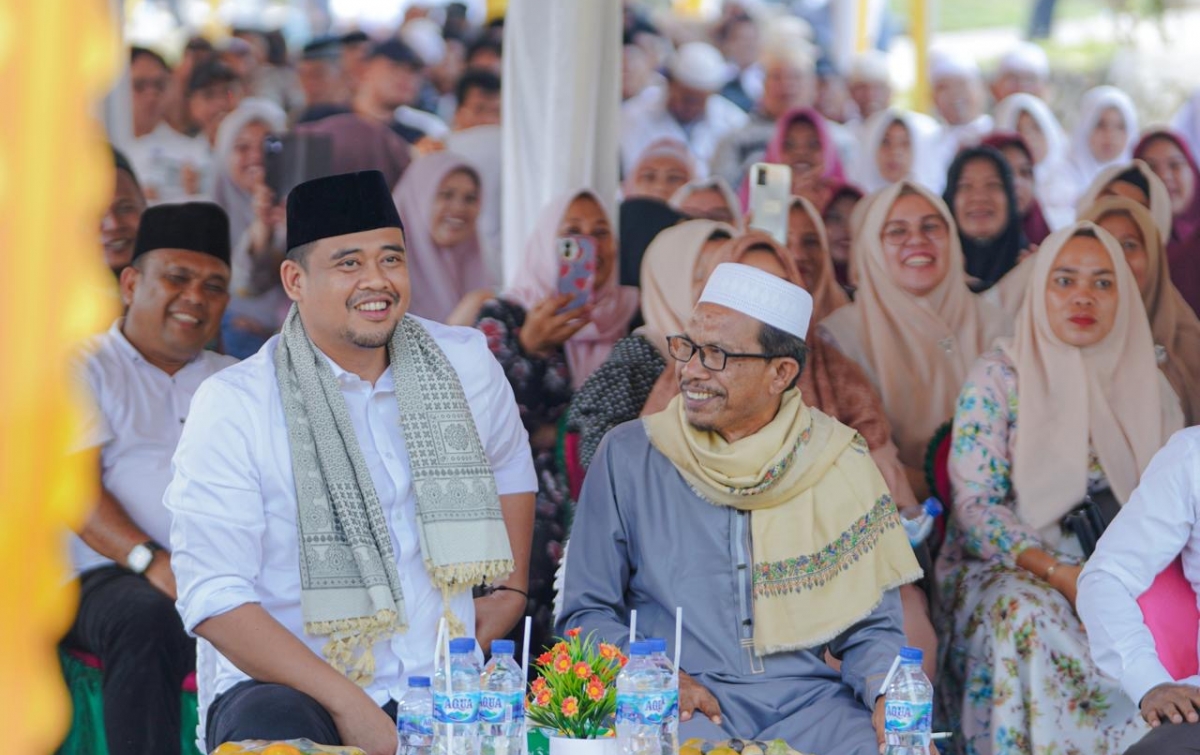 Bobby Nasution Soan ke Pimpinan Pondok Pesantren se-Tabagsel dan Ziarah Makam Tuan Guru Nabundong