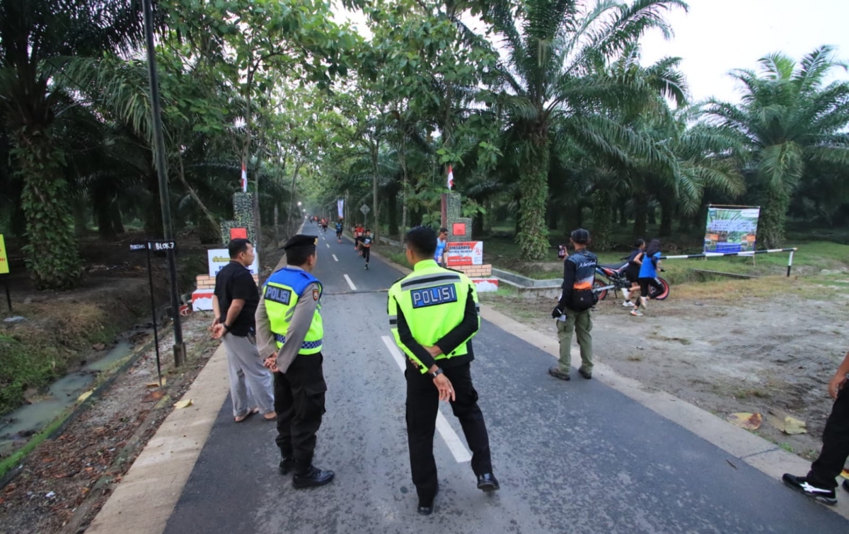 Polres Sergai Dukung dan Amankan Oil Palm Marathon 2024, Personel Turut Jadi Peserta Lari