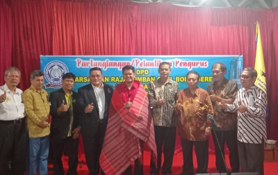 Ulos Kehormatan untuk Prof Ridha, Simbol Dukungan Parsadaan Lumbangaol Menuju Pilkada Medan 2024