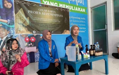 Mahasiswa PPG UMSU Kerja Sama Yayasan Al Kahfi Medan Pelatihan Buat Parfum Linen Spray MARMA