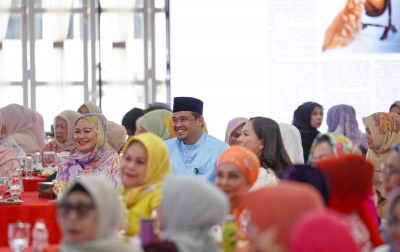 Hadiri Pengajian Silaturahmi Sejuta Umat, Ibu-ibu Heboh Minta Foto Bareng Bobby Nasution