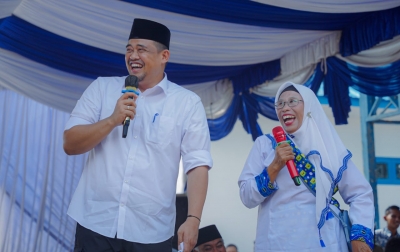 Senyum Semringah Rosdiani Nasution Diberi Hadiah Umrah oleh Bobby Nasution