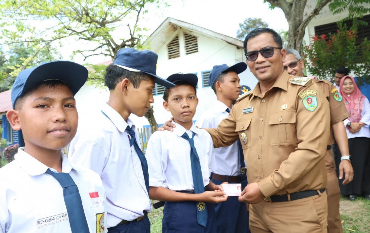 Kartu Identitas Anak Dibagikan ke Pelajar Angkola Timur