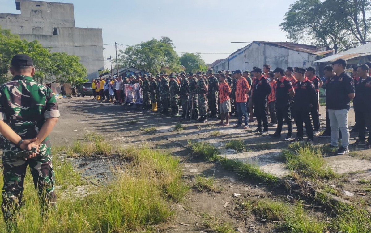 TNI dan Pemuda Pancasila Bersatu Bersihkan Lingkungan